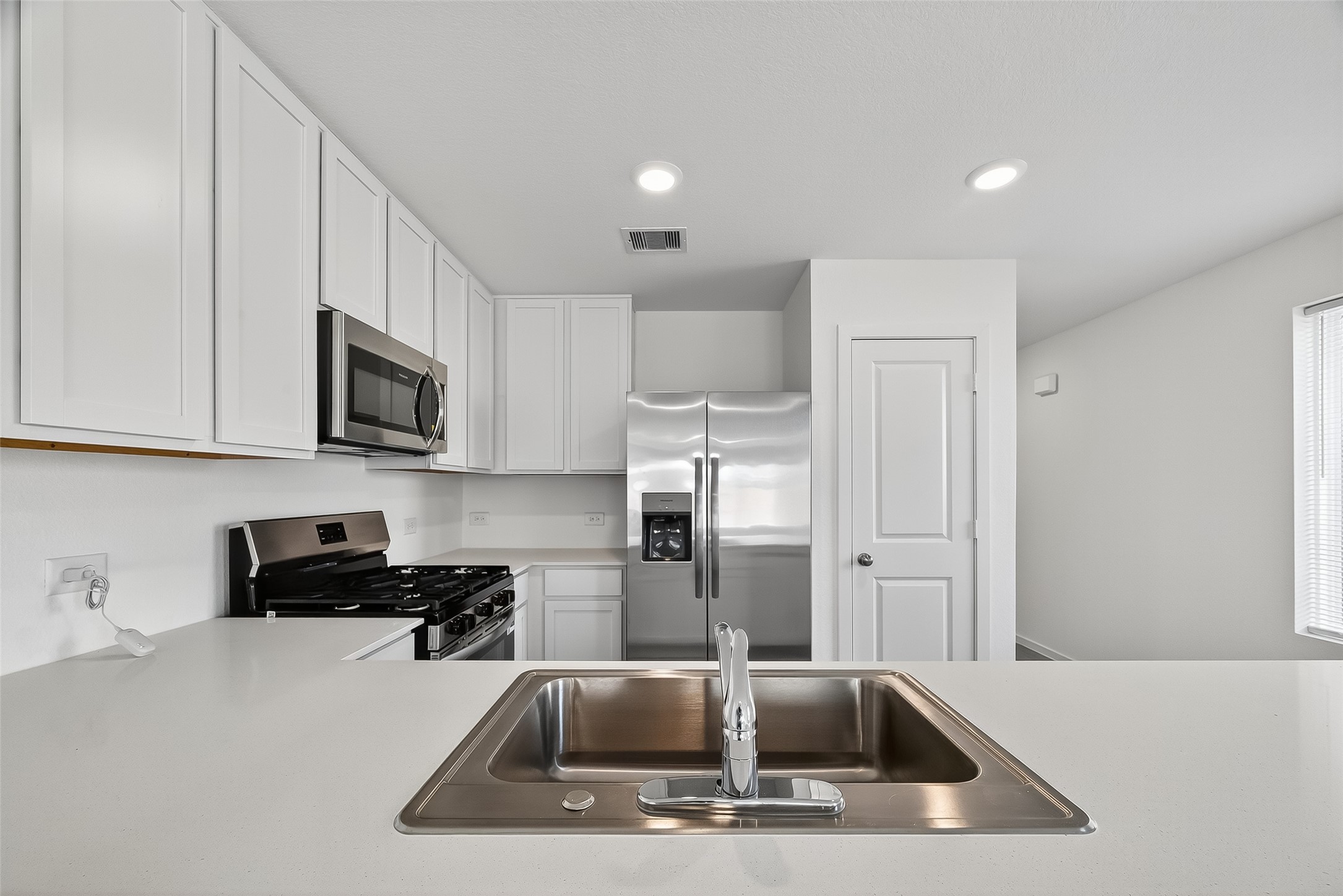 18510 Autumn Hts Lane Crosby, TX 77532 - Photo 12 of 29 a kitchen that has a sink a microwave and cabinets