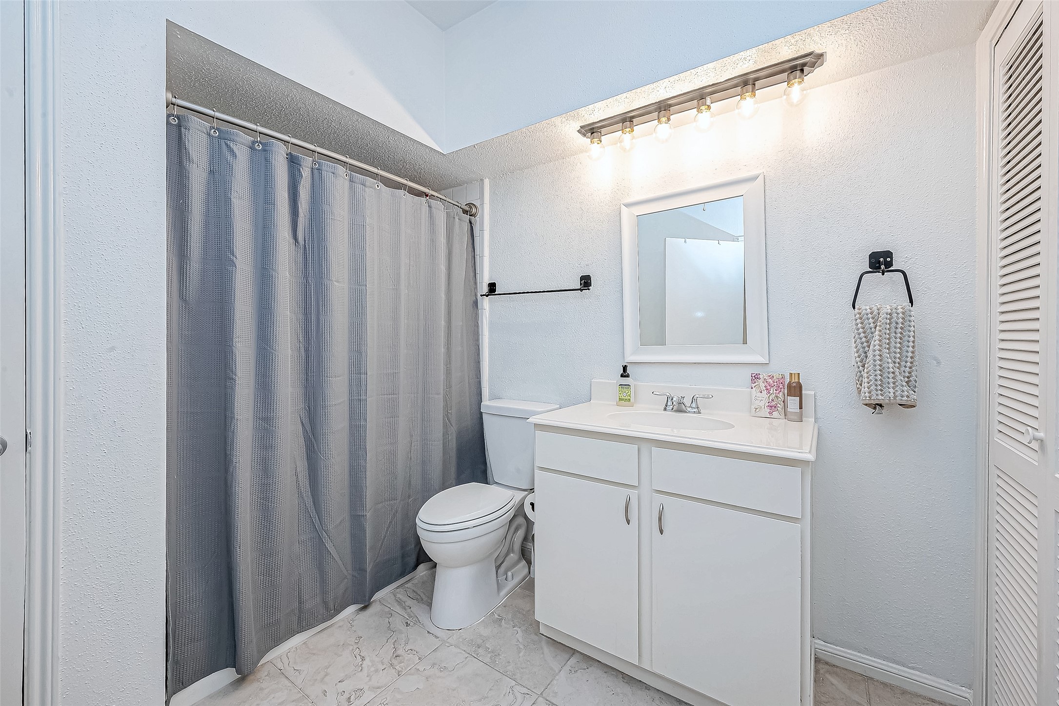 2100 Tanglewilde Street, Unit 189 Houston, TX 77063 - Photo 23 of 31 Upstairs bathroom with large Linen closet