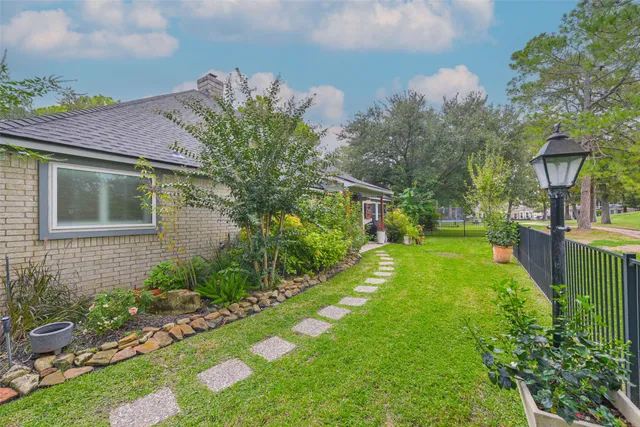 a view of a yard in front of house