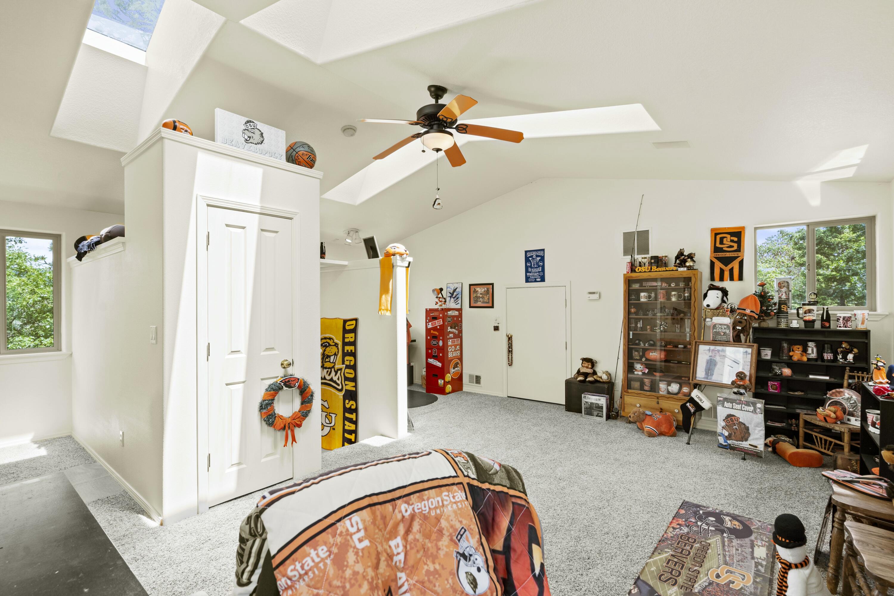 466 Three Pines Road Grants Pass, OR 97526 - Photo 25 of 41 3rd Floor Bedroom