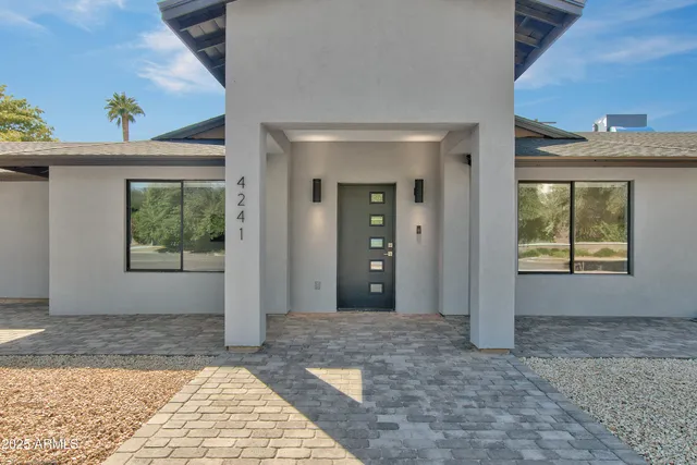a view of entryway with window