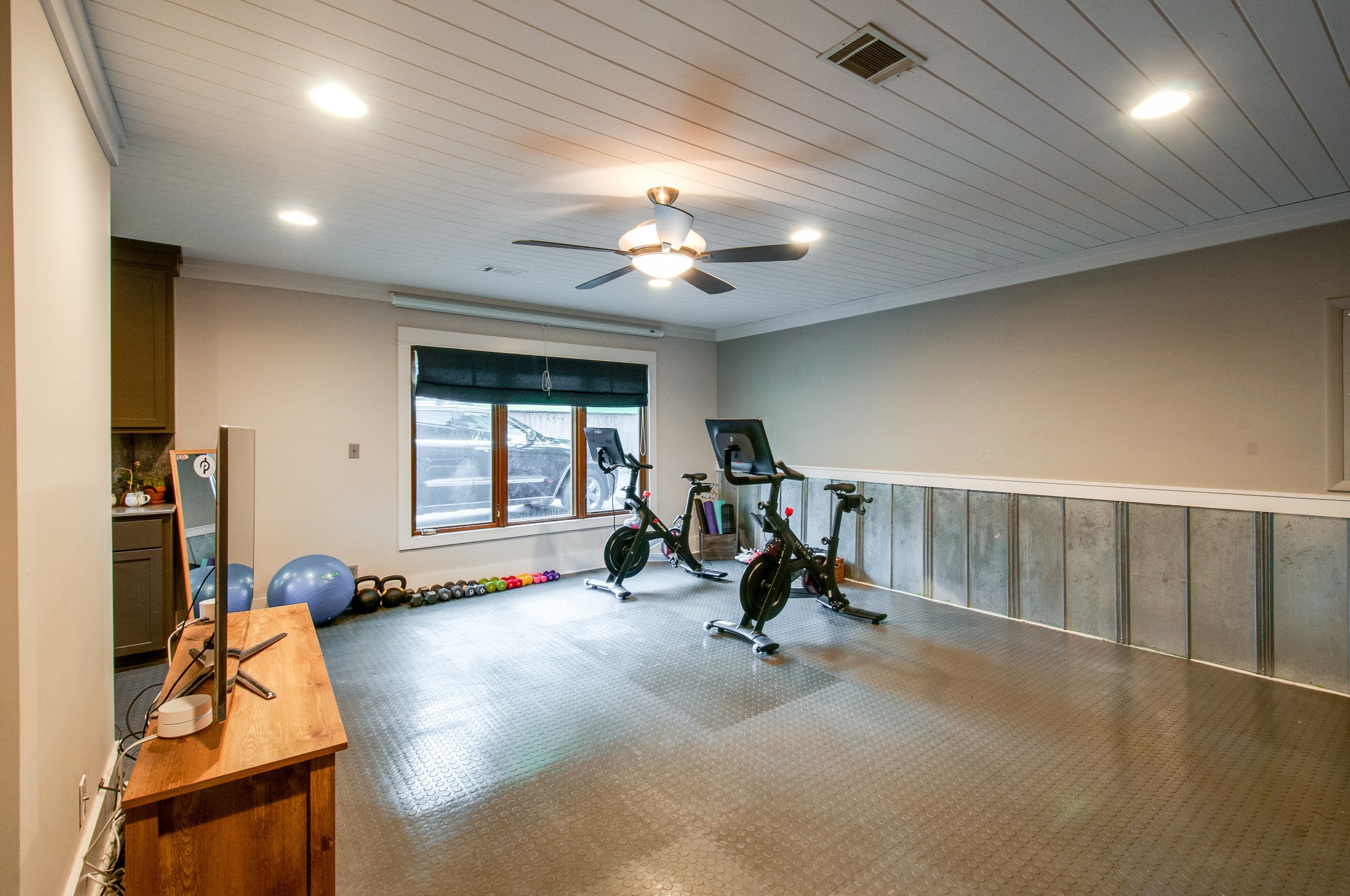 751 Rodney Drive Nashville, TN 37205 - Photo 27 of 50 a view of a room with gym equipment