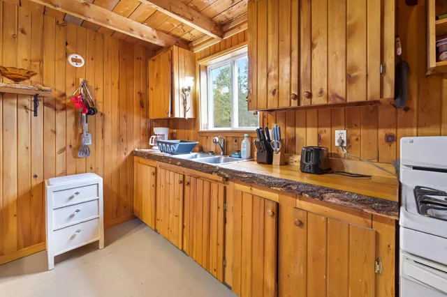 $599,000 | 1 Pioneer Lane, Howland, ME 04448