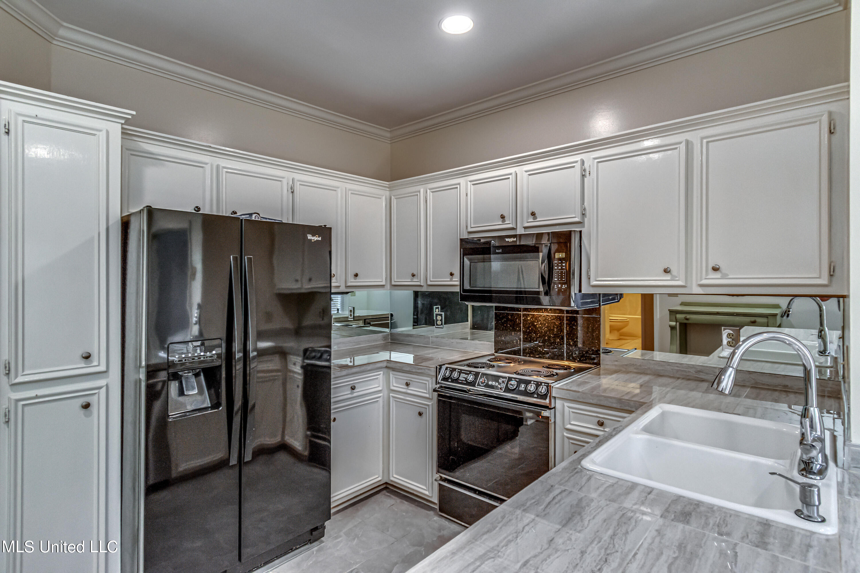 5060 Shadow Ridge Jackson, MS 39211 - Photo 11 of 32 Beatifully updated kitchen!
