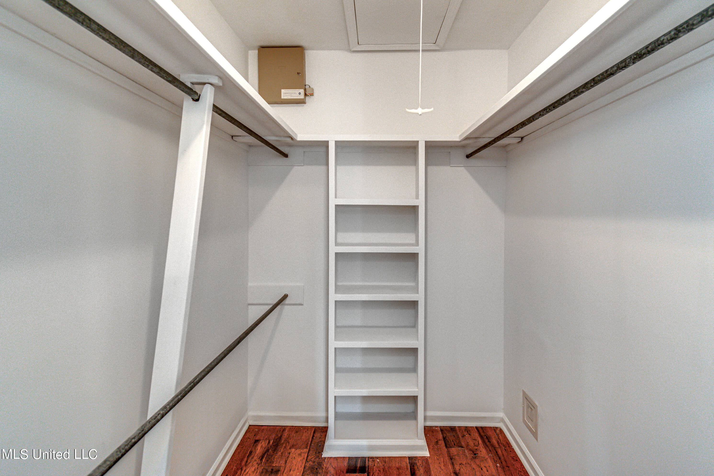 5060 Shadow Ridge Jackson, MS 39211 - Photo 21 of 32 Bedroom #1 large walk-in closet!