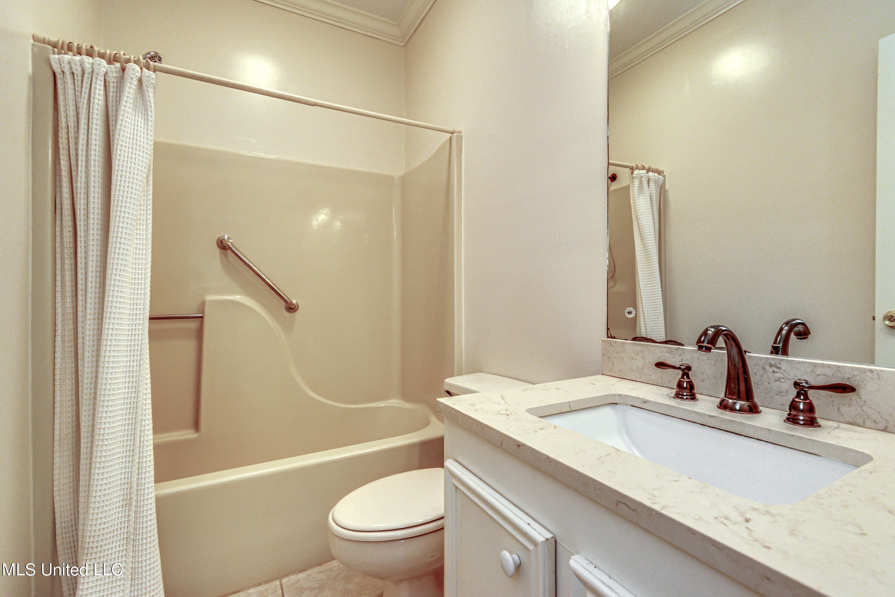5060 Shadow Ridge Jackson, MS 39211 - Photo 22 of 32 Private bath for Bedroom #1