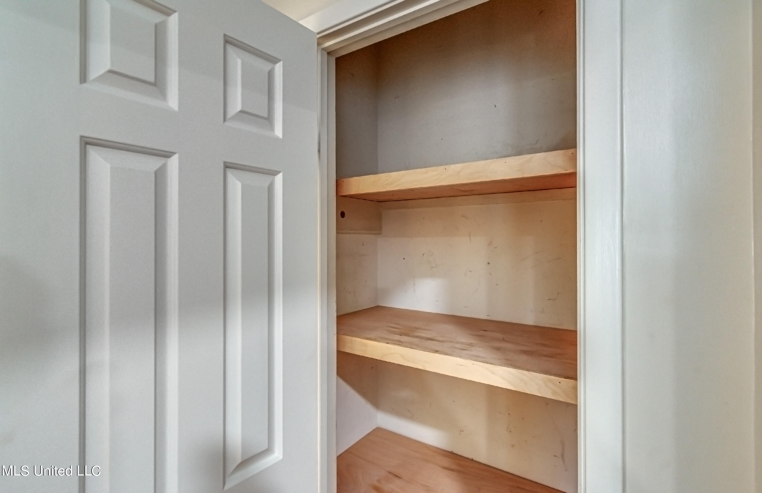 5060 Shadow Ridge Jackson, MS 39211 - Photo 26 of 32 Hall linen closet
