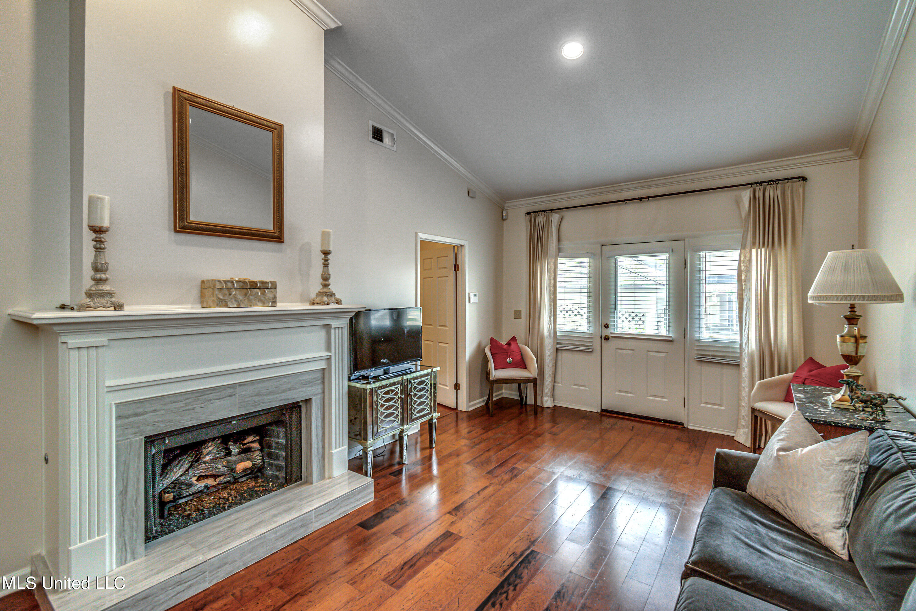 5060 Shadow Ridge Jackson, MS 39211 - Photo 7 of 32 Gas log fireplace!