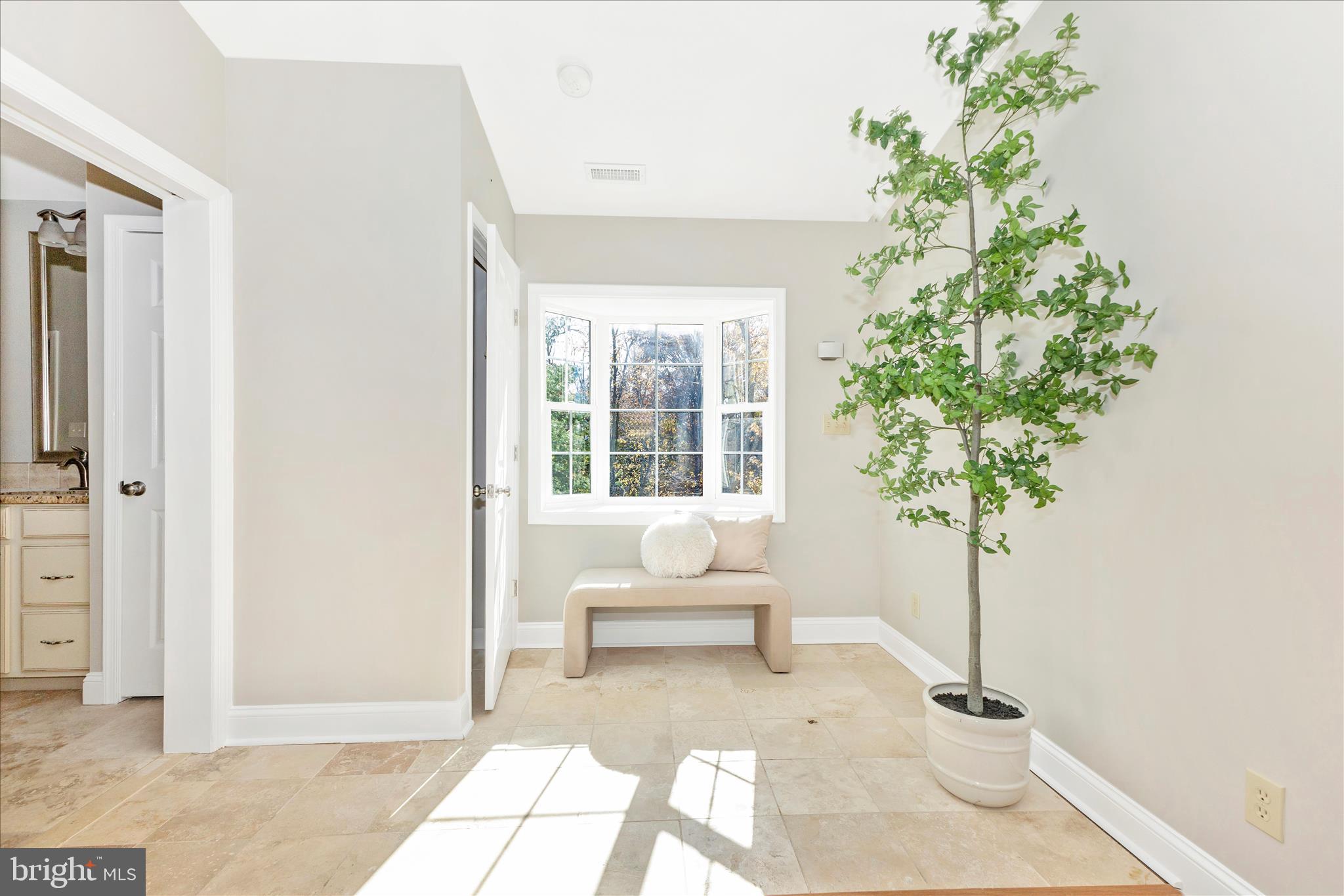 3919 Link Avenue Nottingham, MD 21236 - Photo 28 of 63 a living room with furniture and a potted plant