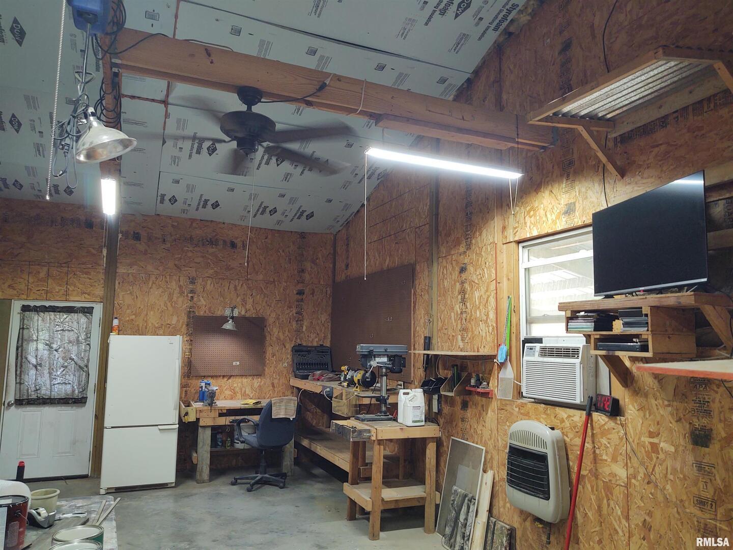 1640 Pleasant Ridge Road Vienna, IL 62995 - Photo 48 of 77 a workspace with furniture