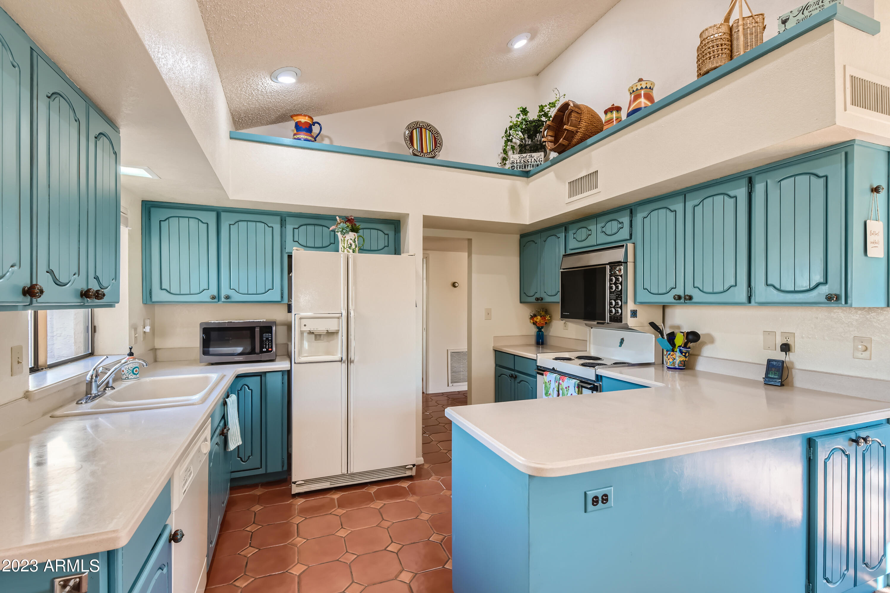 26449 North Arroyo Way Rio Verde, AZ 85263 - Photo 9 of 37 Kitchen