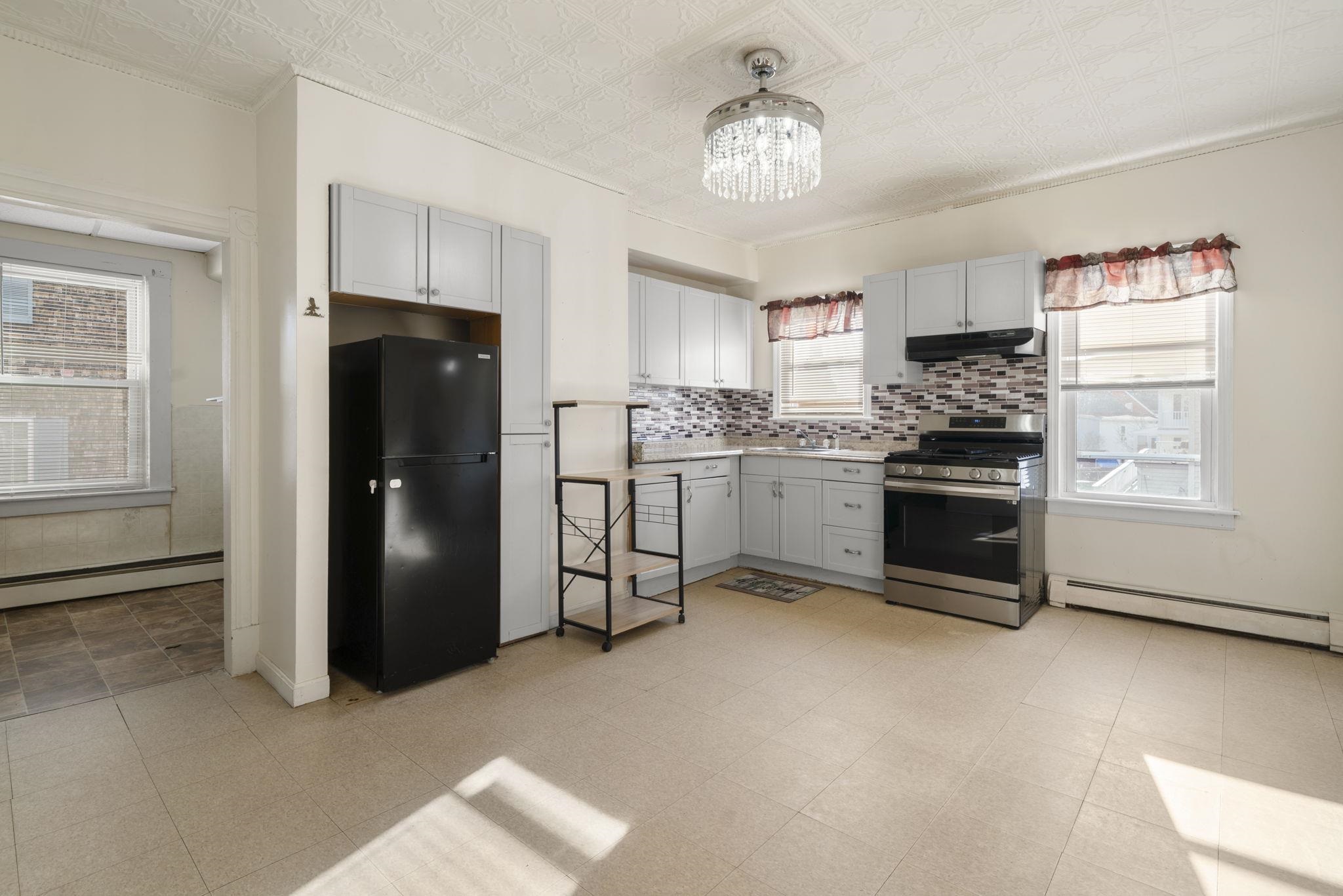 25 Salem Street Nashua, NH 03064 - Photo 3 of 32