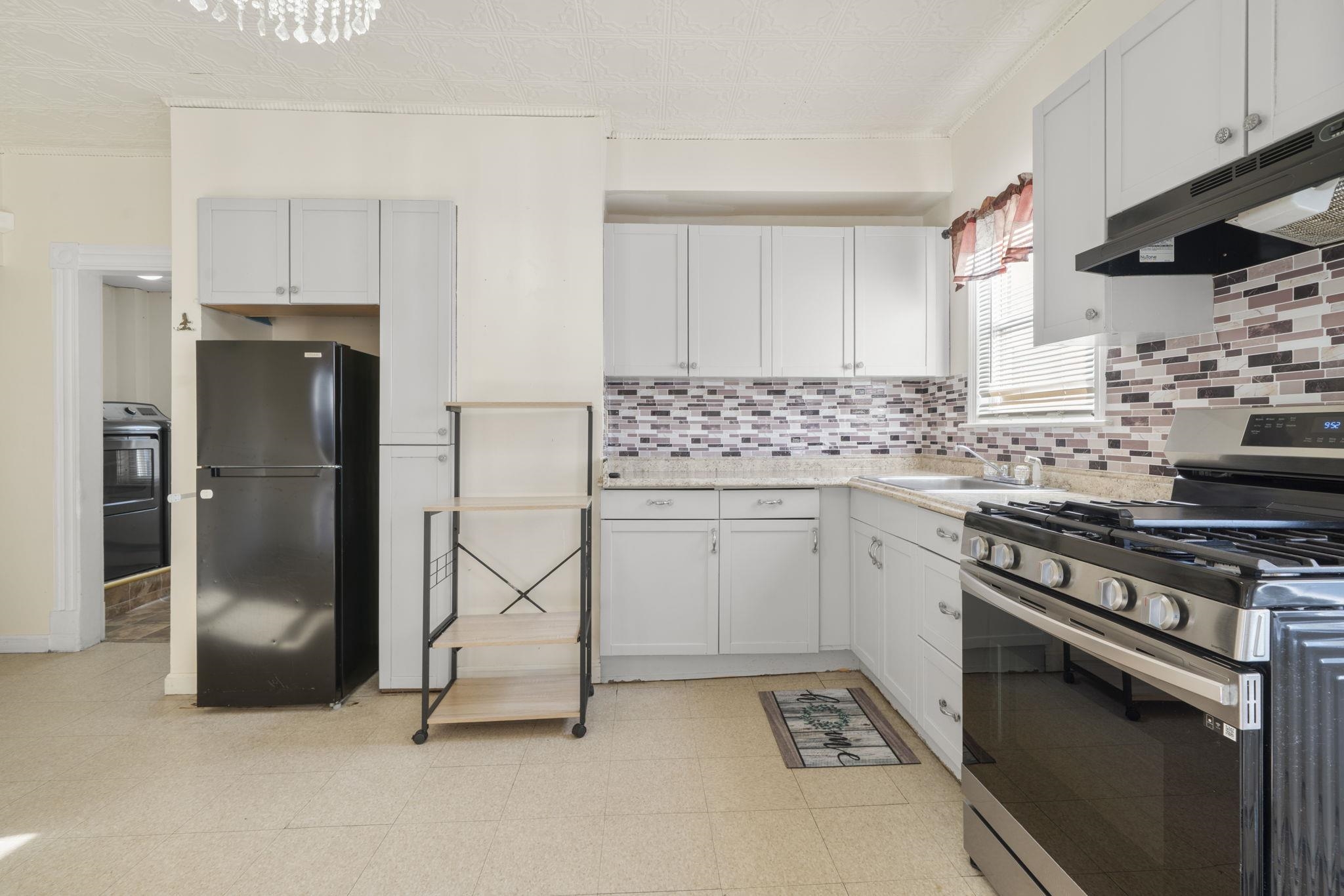 25 Salem Street Nashua, NH 03064 - Photo 4 of 32