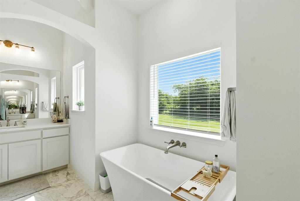 363 Red Bird Drive Springtown, TX 76082 - Photo 24 of 40 a bathroom with a sink and a bathtub