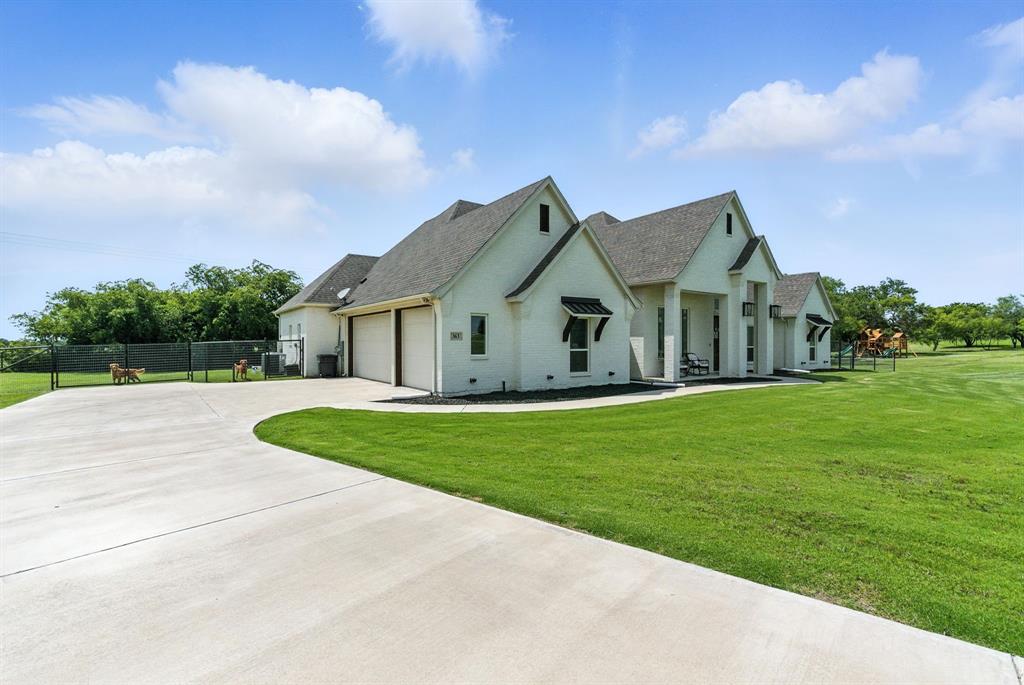 363 Red Bird Drive Springtown, TX 76082 - Photo 3 of 40