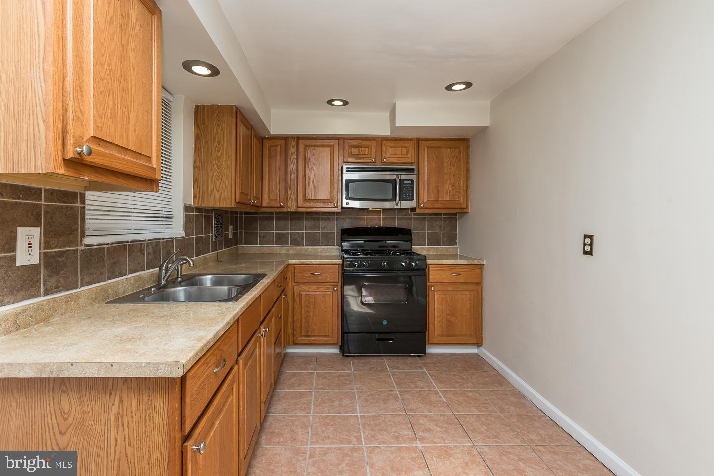 318 Laurel Road Sharon Hill, PA 19079 - Photo 11 of 35 Kitchen