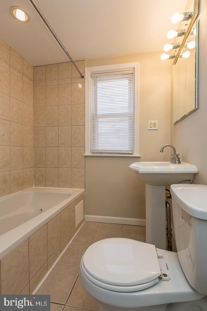 318 Laurel Road Sharon Hill, PA 19079 - Photo 15 of 35 2nd Floor Full Bath w/ Jacuzzi tub