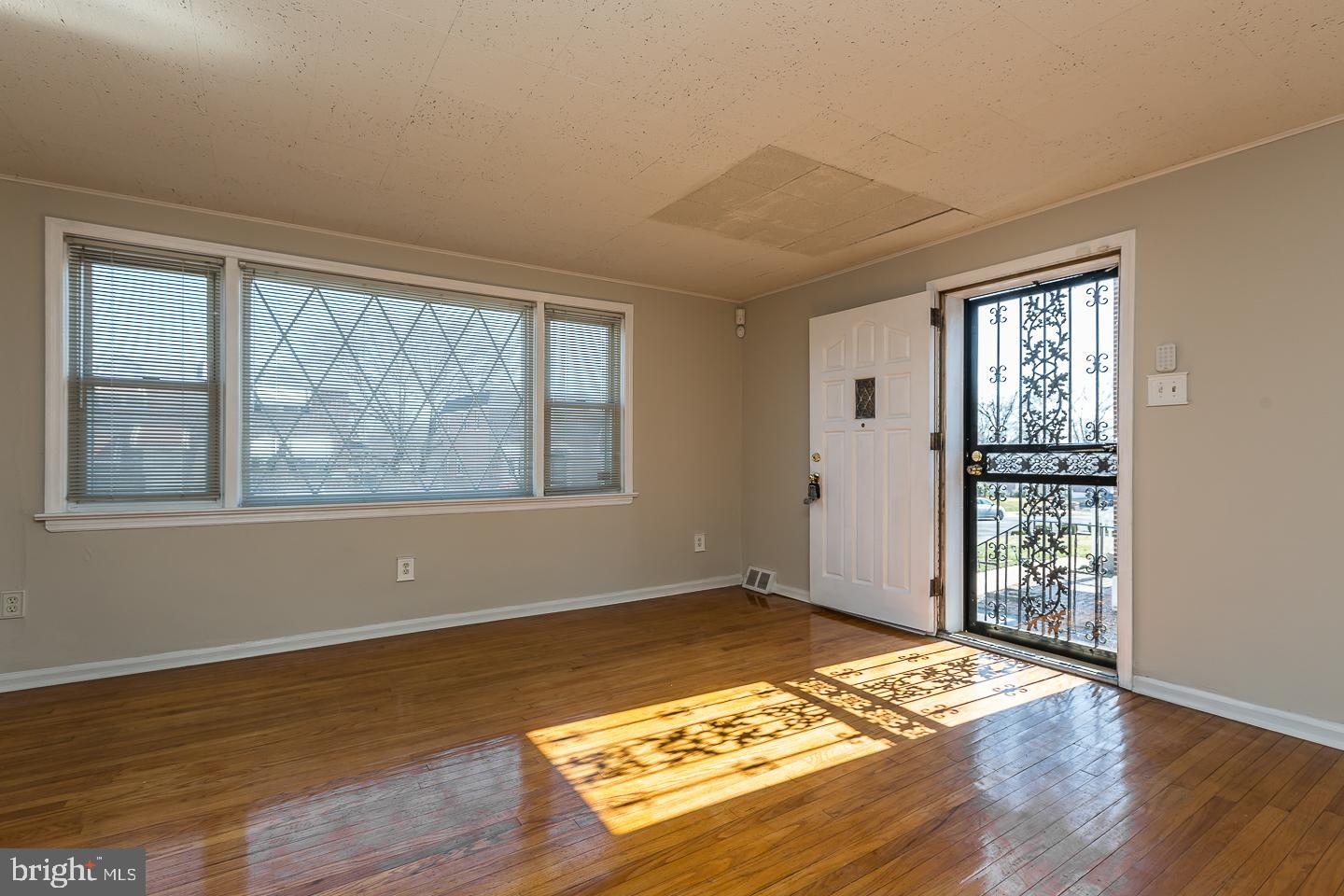 318 Laurel Road Sharon Hill, PA 19079 - Photo 5 of 35 Large front window