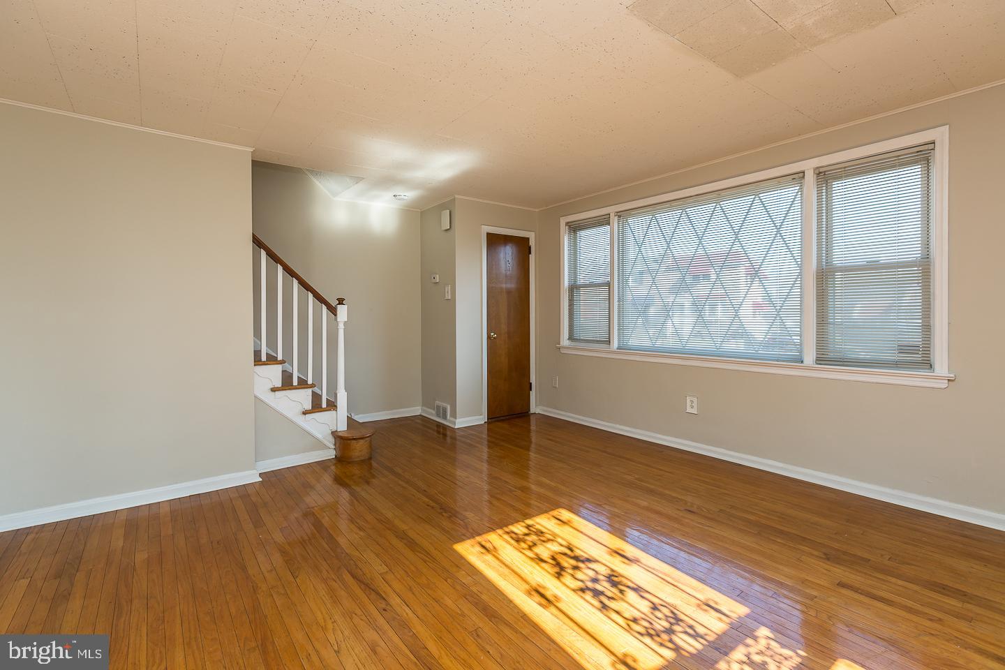 318 Laurel Road Sharon Hill, PA 19079 - Photo 6 of 35 Livingroom