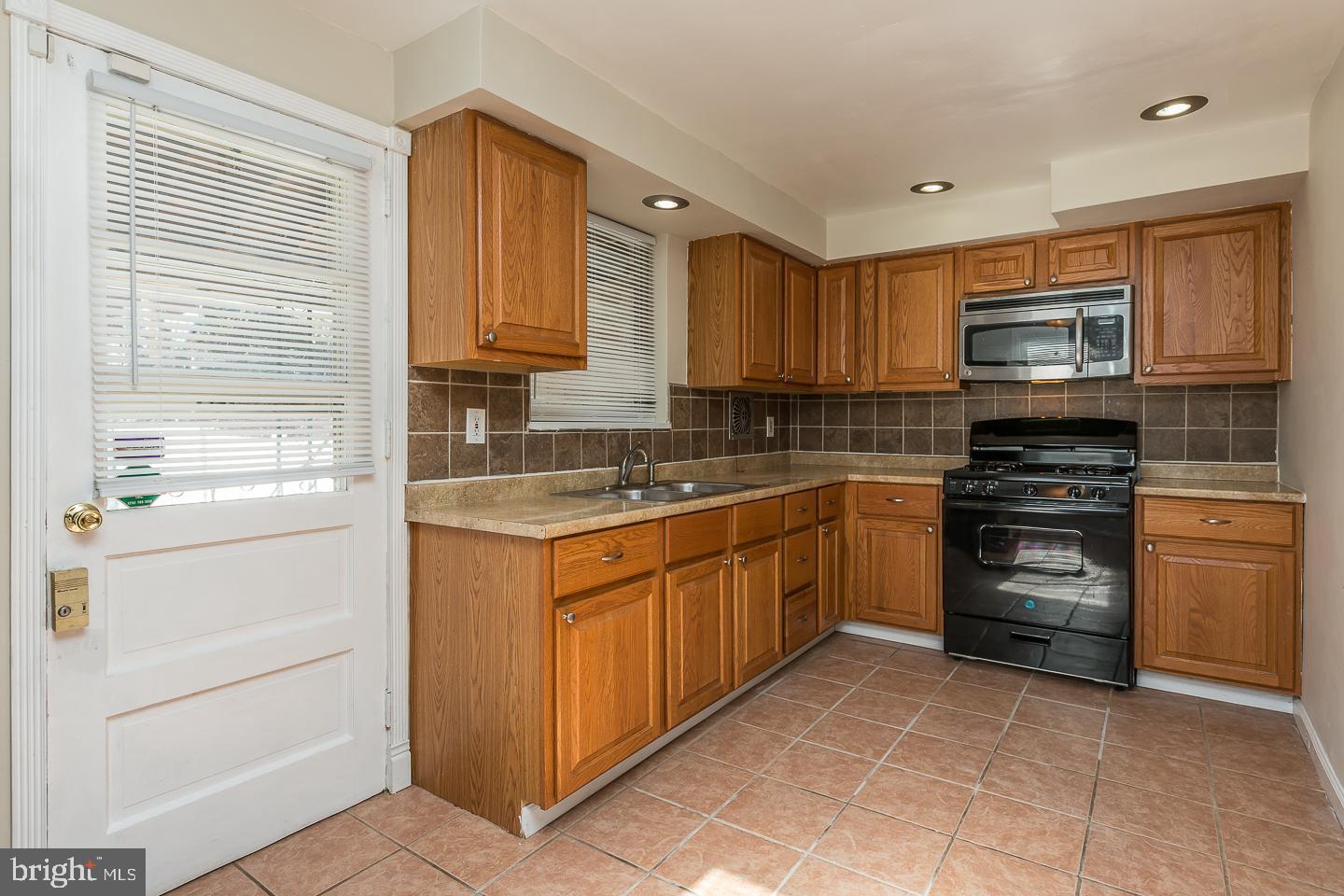 318 Laurel Road Sharon Hill, PA 19079 - Photo 10 of 35 Kitchen