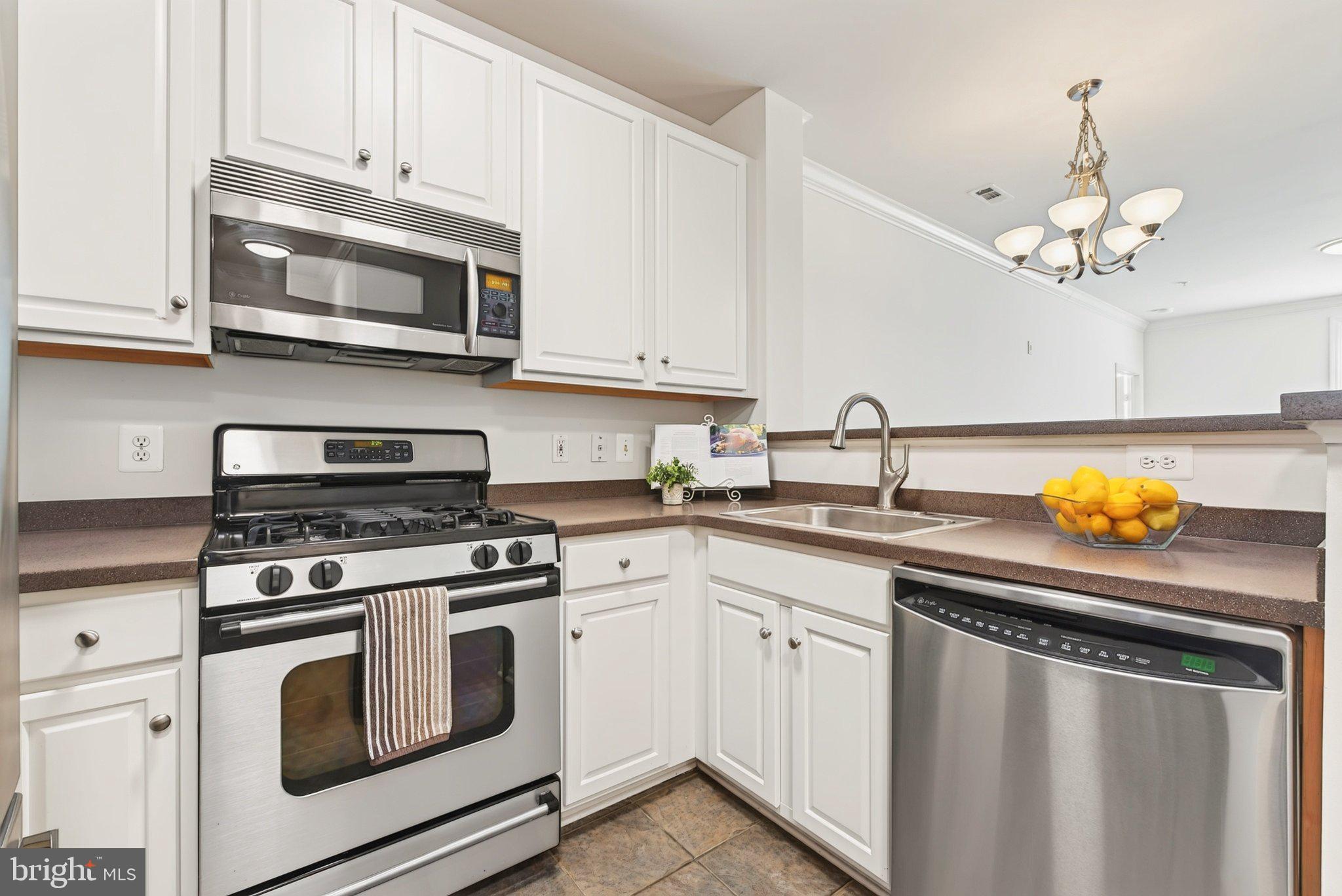 12001 Market Street, Unit 145 Reston, VA 20190 - Photo 6 of 46 Gas range