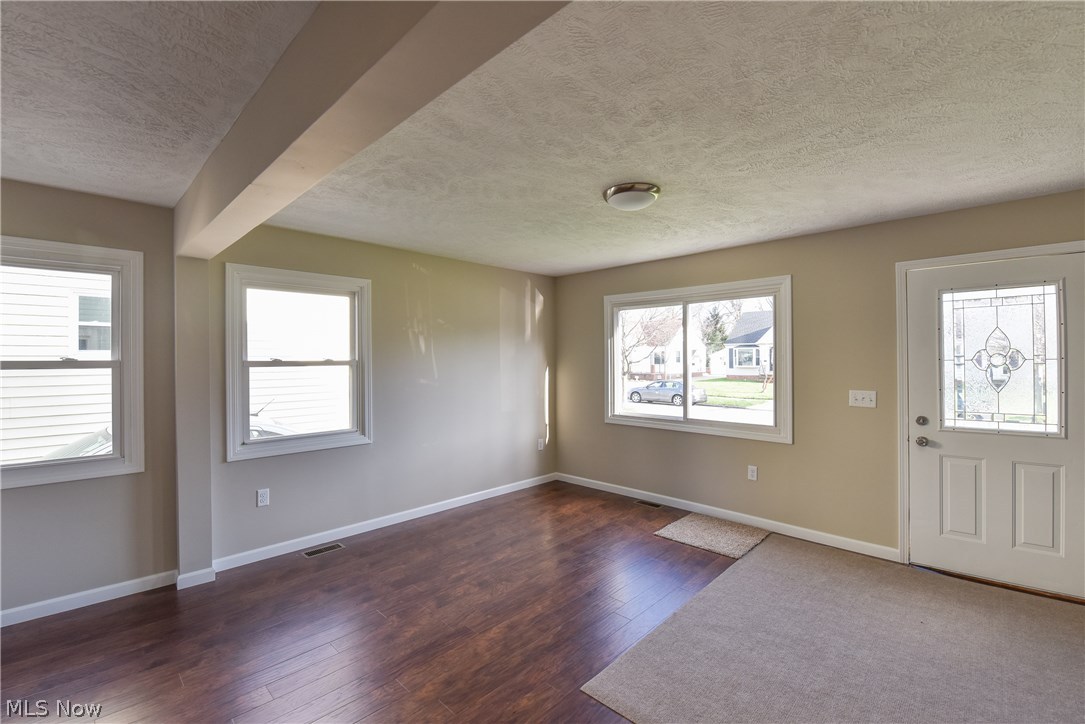 5655 Shawnee Road Cleveland, OH 44124 - Photo 7 of 14 Living Room
