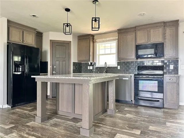 $375,000 | 410 Southeast Se Highway, Laredo, MO 64652