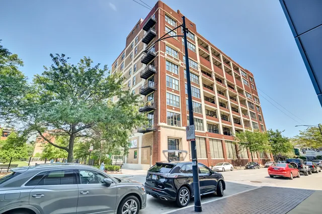$410,000 | 320 East 21st Street, Unit 204, Chicago, IL 60616