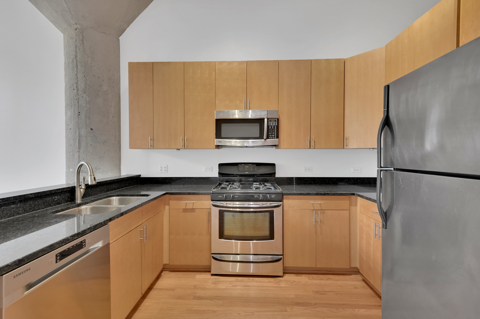 320 East 21st Street, Unit 204 Chicago, IL 60616 - Photo 9 of 31