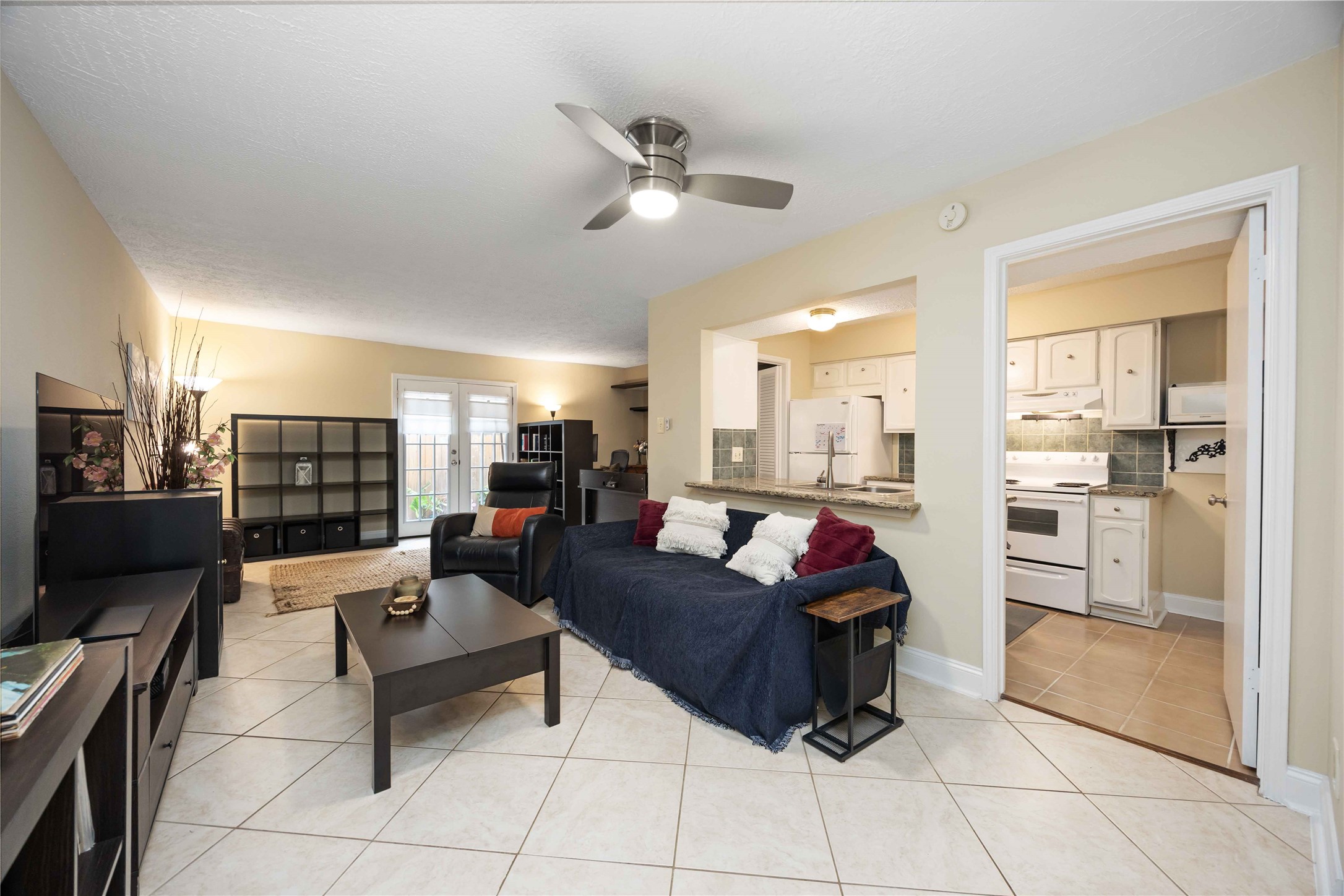 454 North Post Oak Lane Houston, TX 77024 - Photo 4 of 22 a living room with furniture and kitchen view