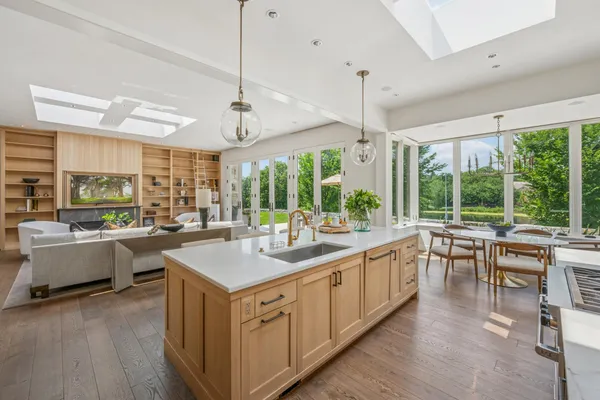 $7,990,000 | 2505 Lake Of The Isles Parkway East, Minneapolis, MN 55405