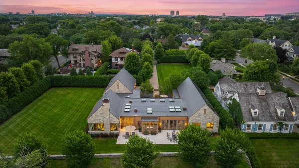 $7,990,000 | 2505 Lake Of The Isles Parkway East, Minneapolis, MN 55405