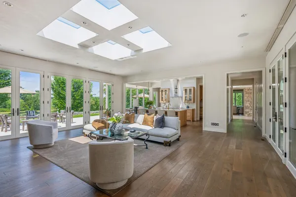 $7,990,000 | 2505 Lake Of The Isles Parkway East, Minneapolis, MN 55405