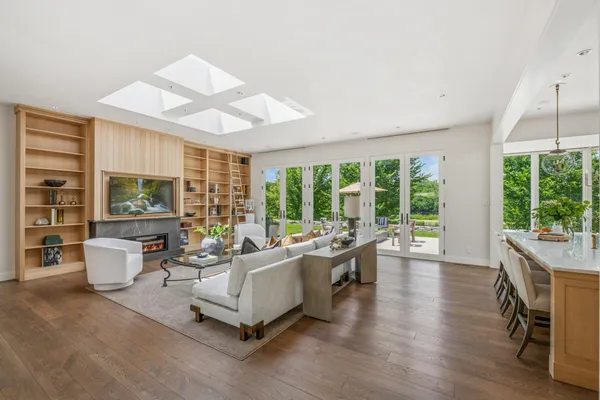 $7,990,000 | 2505 Lake Of The Isles Parkway East, Minneapolis, MN 55405
