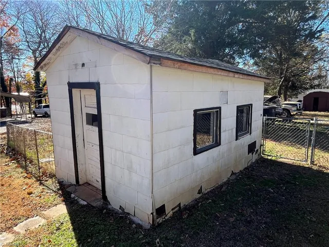 $995 | 3912 Overdale Road, Winston-Salem, NC 27107