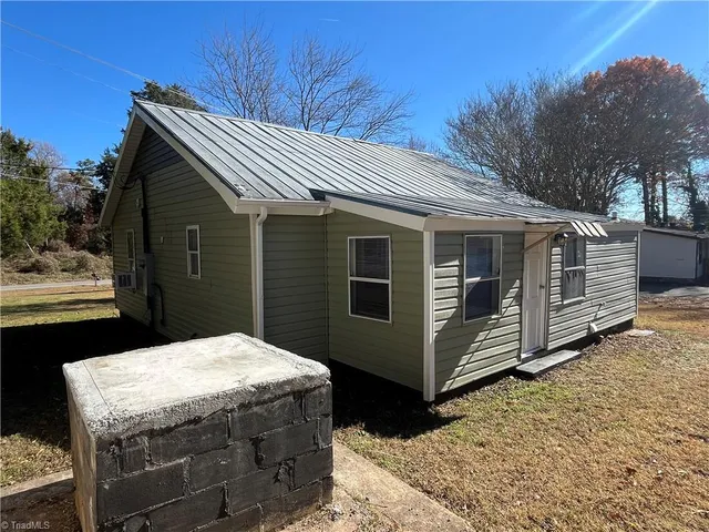 $995 | 3912 Overdale Road, Winston-Salem, NC 27107