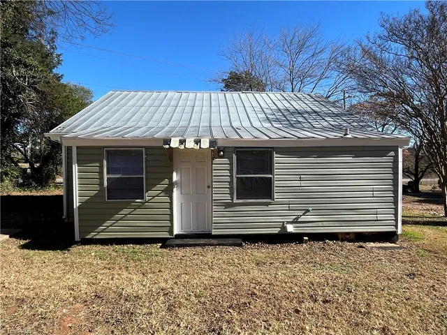 $995 | 3912 Overdale Road, Winston-Salem, NC 27107