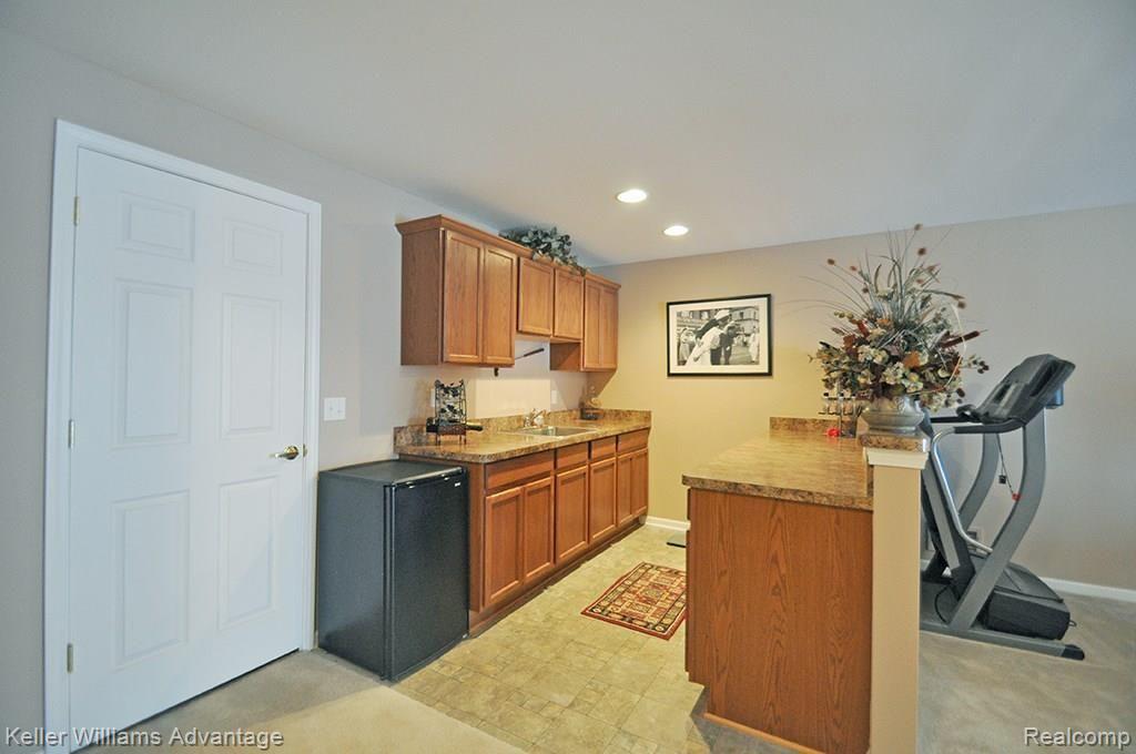 4690 Summer Ridge Drive Howell, MI 48843 - Photo 32 of 40 32_WetBar_LL_1-1.jpg