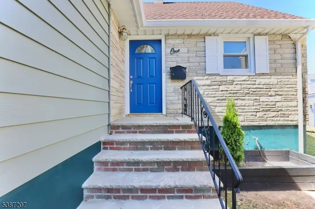 a view of entryway with a front door