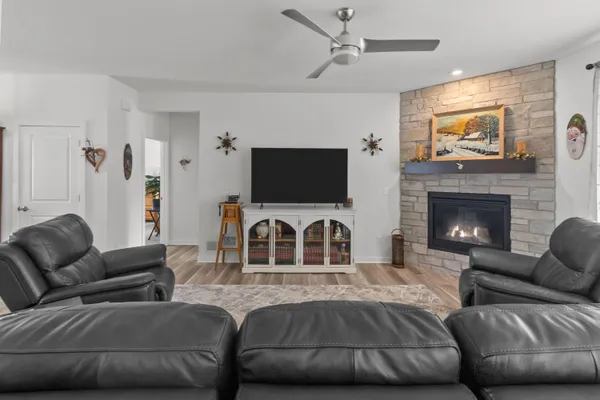 $579,900 | 2689 Mapleton Avenue, East Troy, WI 53120