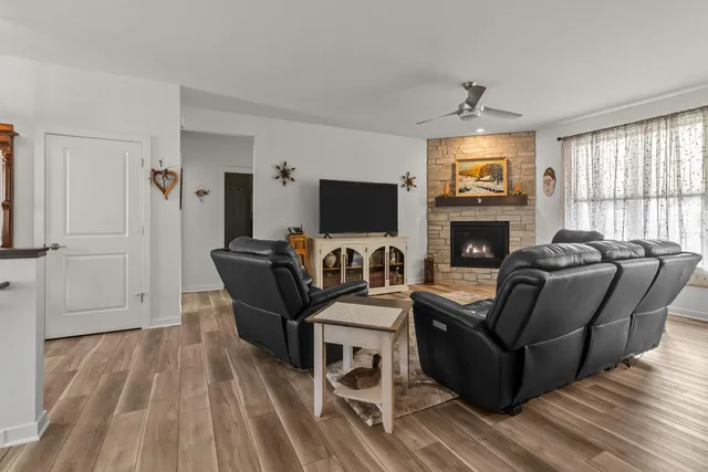 $609,900 | 2689 Mapleton Avenue, East Troy, WI 53120