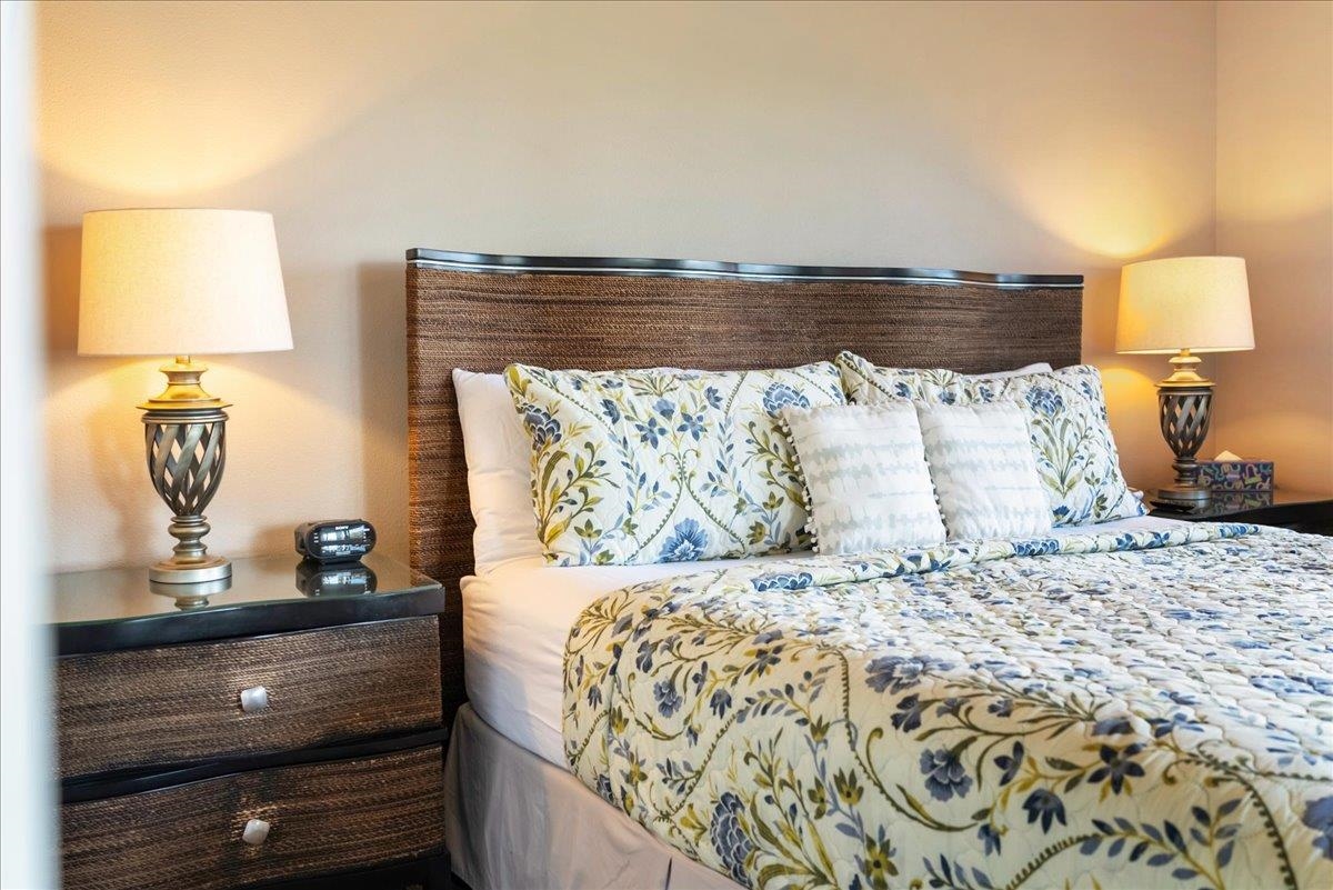 2430 South Kihei Road, Unit 206 Kihei, HI 96753 - Photo 20 of 40 a bedroom with a bed and a lamp on dresser
