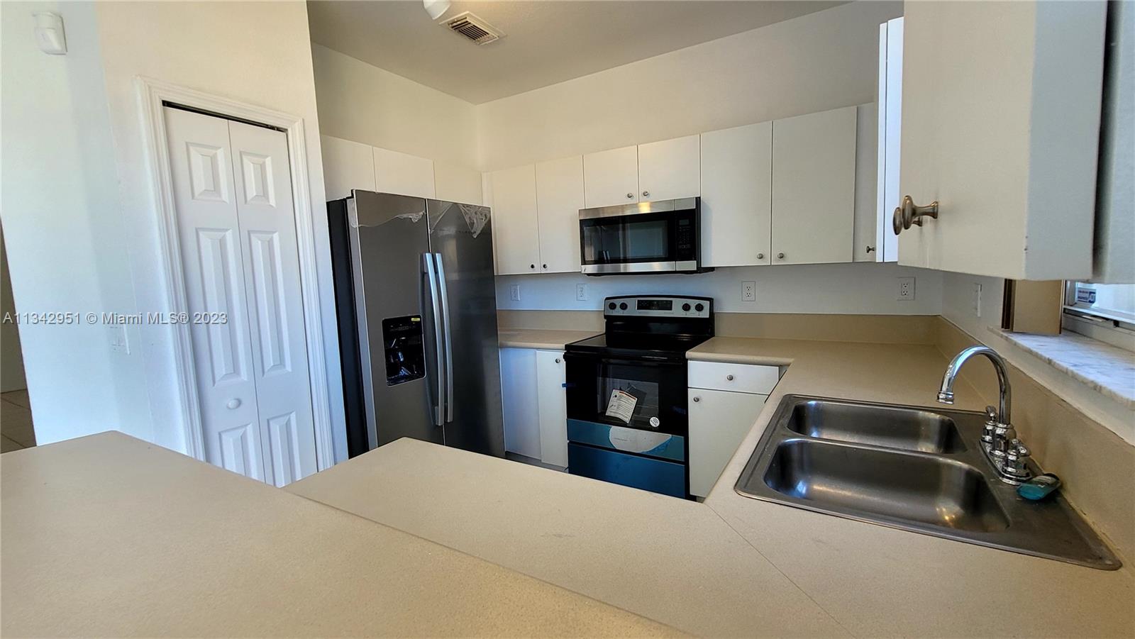 27440 Southwest 138th Path Homestead, FL 33032 - Photo 5 of 23 Gallery Image 5
