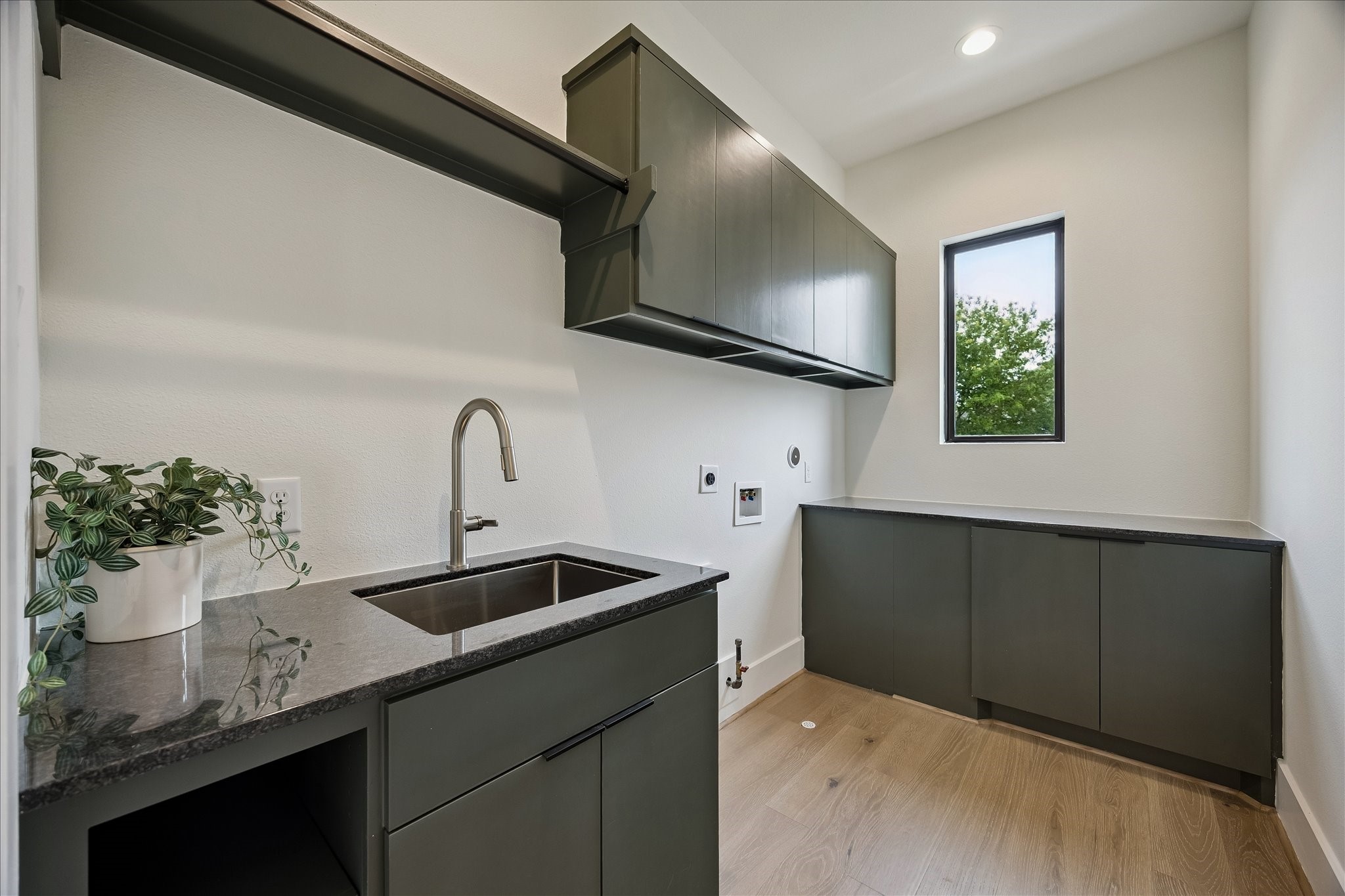 122 East 4th Street Houston, TX 77007 - Photo 32 of 38 Utility room - custom built-ins, lots of counter space sink.