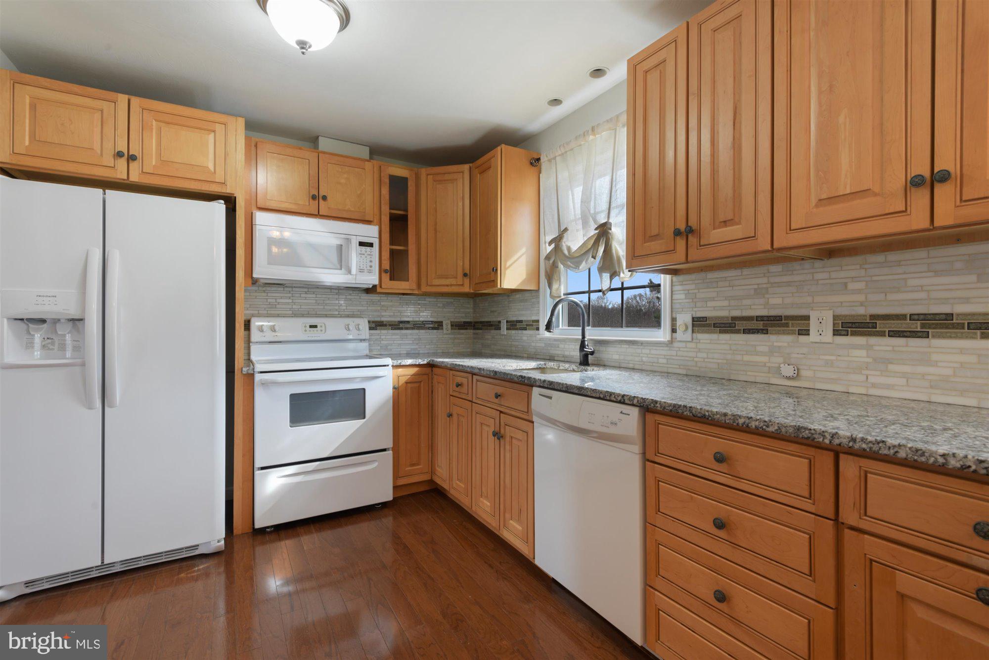15071 New Windsor Road New Windsor, MD 21776 - Photo 5 of 27 Maple Cabinets