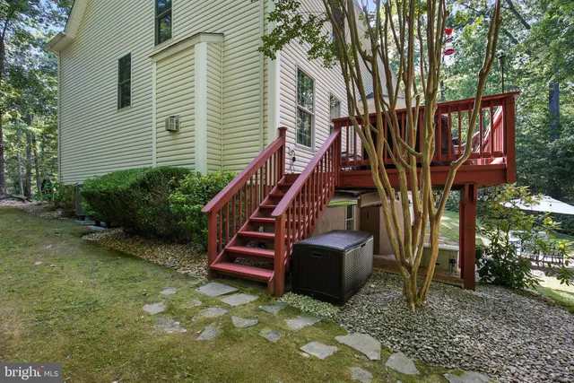 a view of a house with backyard and porch