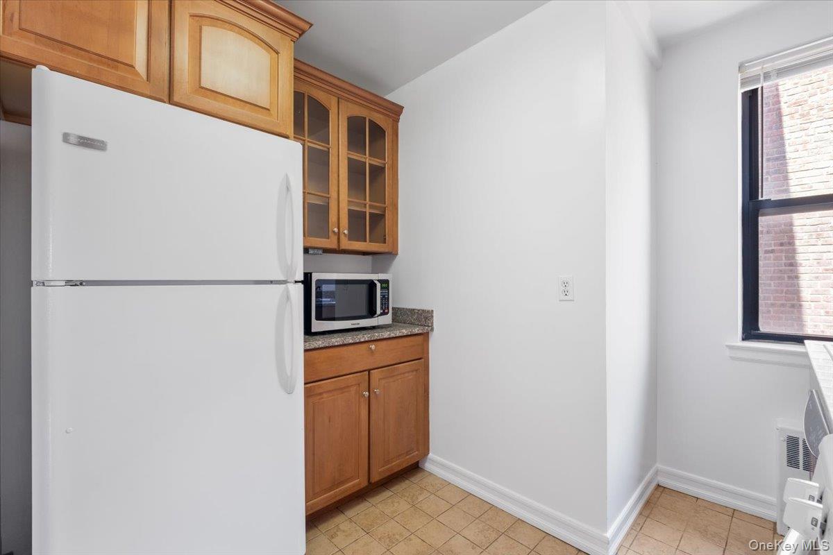 142 Garth Road, Unit 5K Scarsdale, NY 10583 - Photo 13 of 33 Kitchen has a window