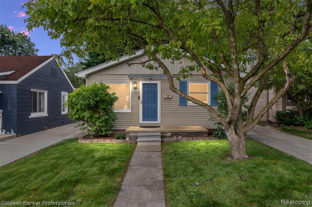 2050 Ridgemont Road Grosse Pointe Woods, MI 48236 - Photo 1 of 22