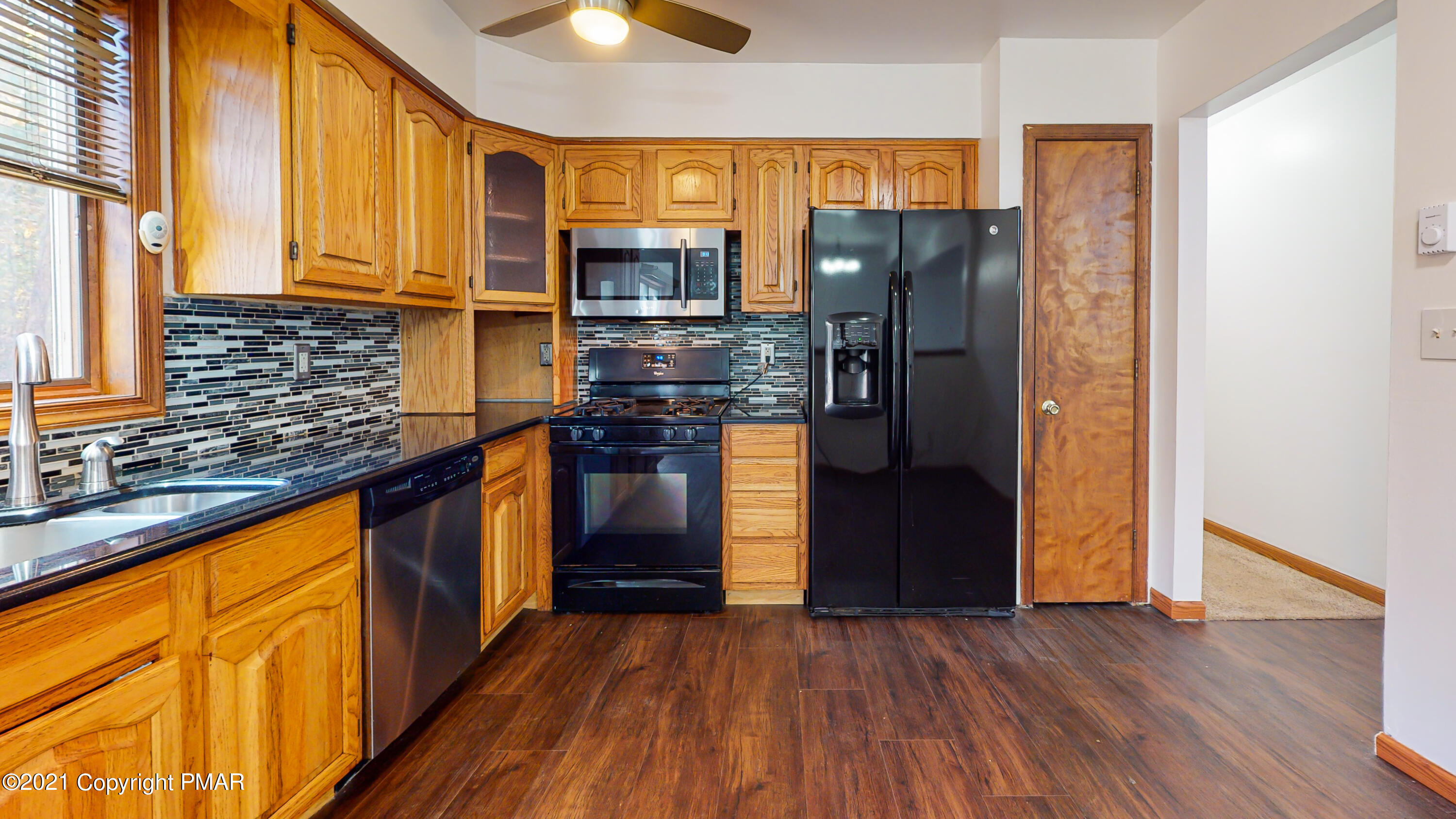 185 Magic Mountain Road Henryville, PA 18332 - Photo 17 of 58 Kitchen
