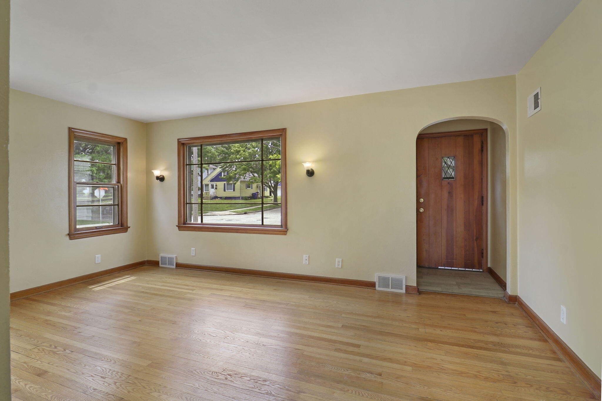 5237 35th Avenue Kenosha, WI 53144 - Photo 4 of 22 3-web-or-mls-5237 35th Ave, Kenosha, WI